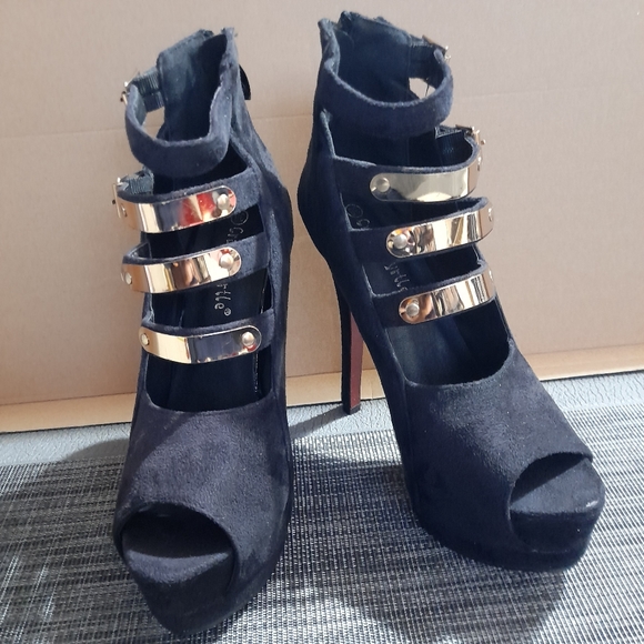 Black and Gold Platted Strap Heels by Crape Myrtle Size 38 - Picture 1 of 10